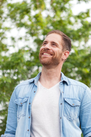 files/79185773-il-ragazzo-casual-con-una-camicia-di-denim-si-rilassava-in-un-parco.jpg